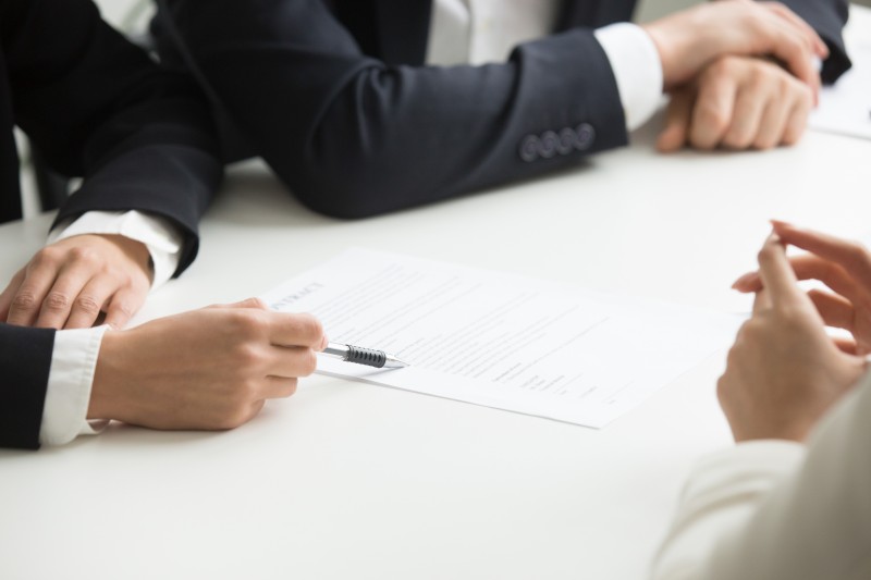 [Resim: negotiations-about-contract-terms-concep...medium.jpg]